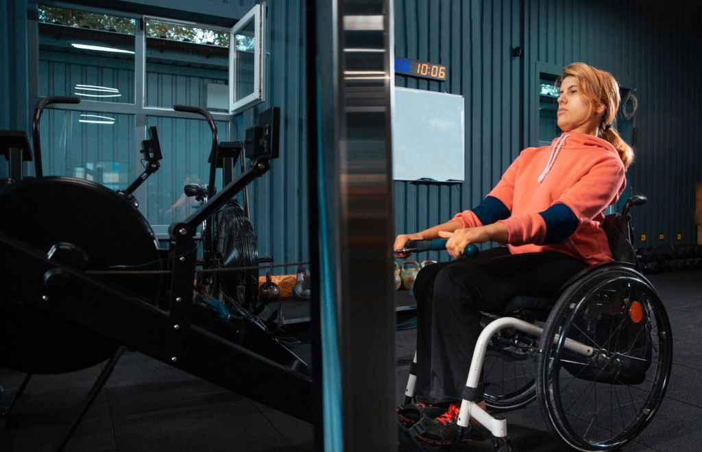 El dueño de un gimnasio lo adaptó para entrenar a personas mayores y con discapacidad