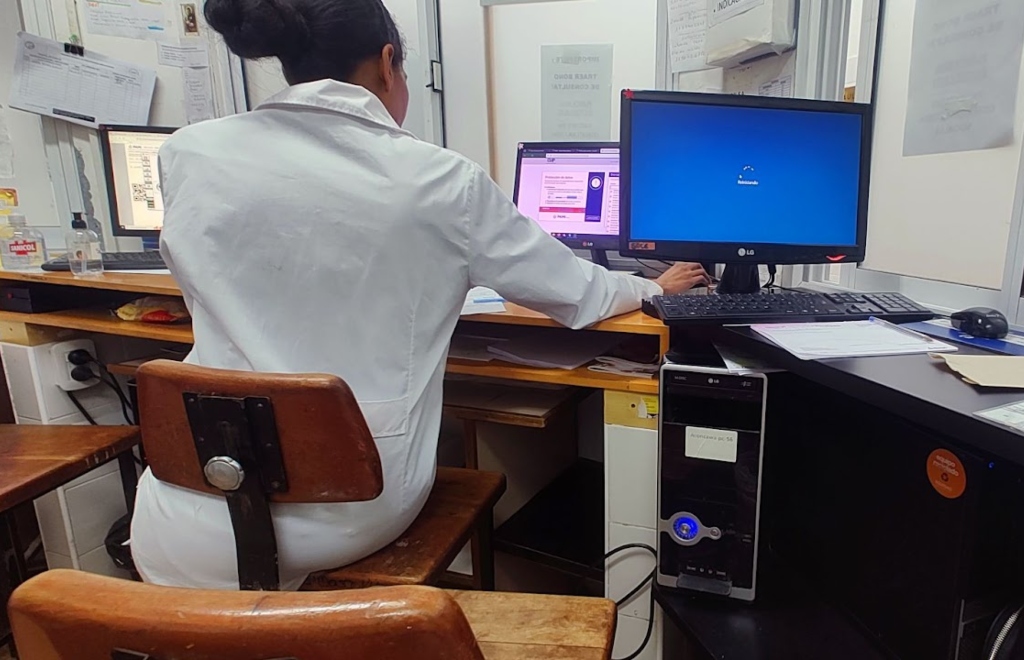 Una ONG dona al Hospital de Clínicas 500 computadoras recicladas para mejorar sus servicios