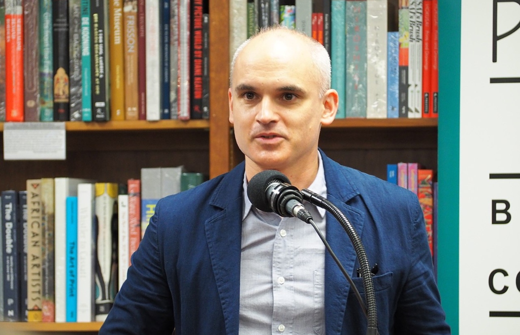 Quién es Hernán Díaz, el escritor argentino que recomiendan Dua Lipa y Obama