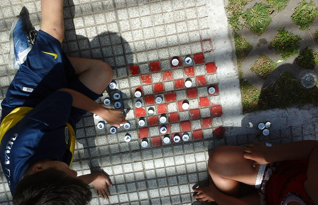 En la Argentina, el ajedrez es una forma de acompañar a chicos que viven en barrios vulnerables y centros de reclusión
