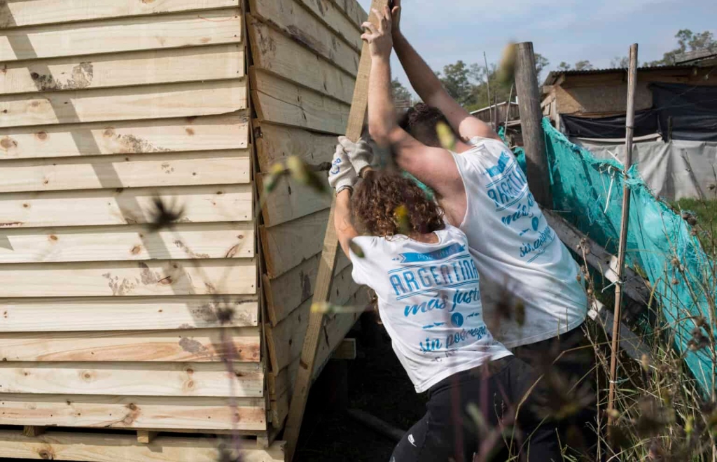 TECHO y voluntarios de 11 provincias construyeron 24 viviendas de emergencia en Bahía Blanca