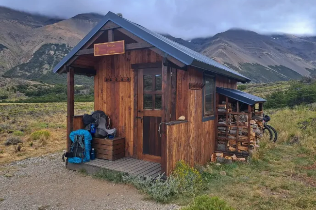 Recorren la Patagonia en bici y carpa y en un parque nacional los esperaba la sorpresa más linda: una cabaña gratis