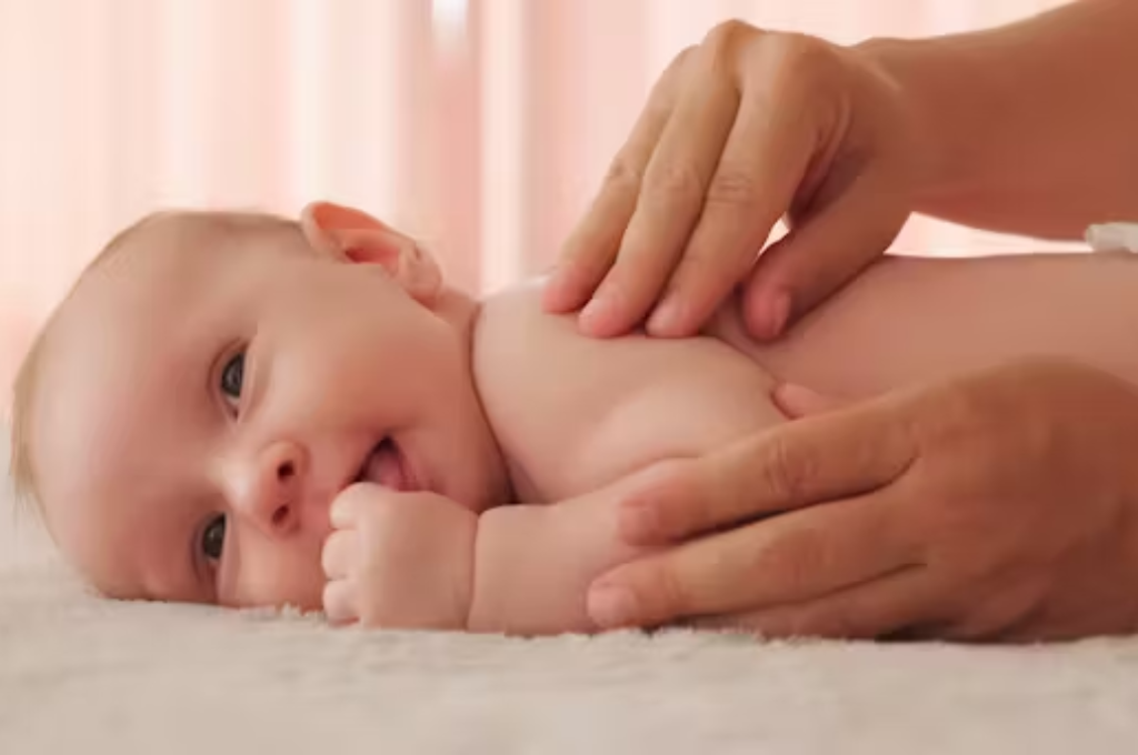 Los beneficios del masaje infantil para afianzar el vínculo familiar y favorecer el desarrollo del bebé