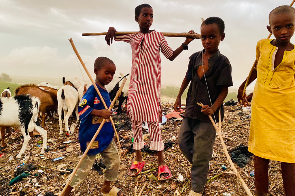 Los niños de una comunidad nómade en Nigeria van a la escuela por primera vez