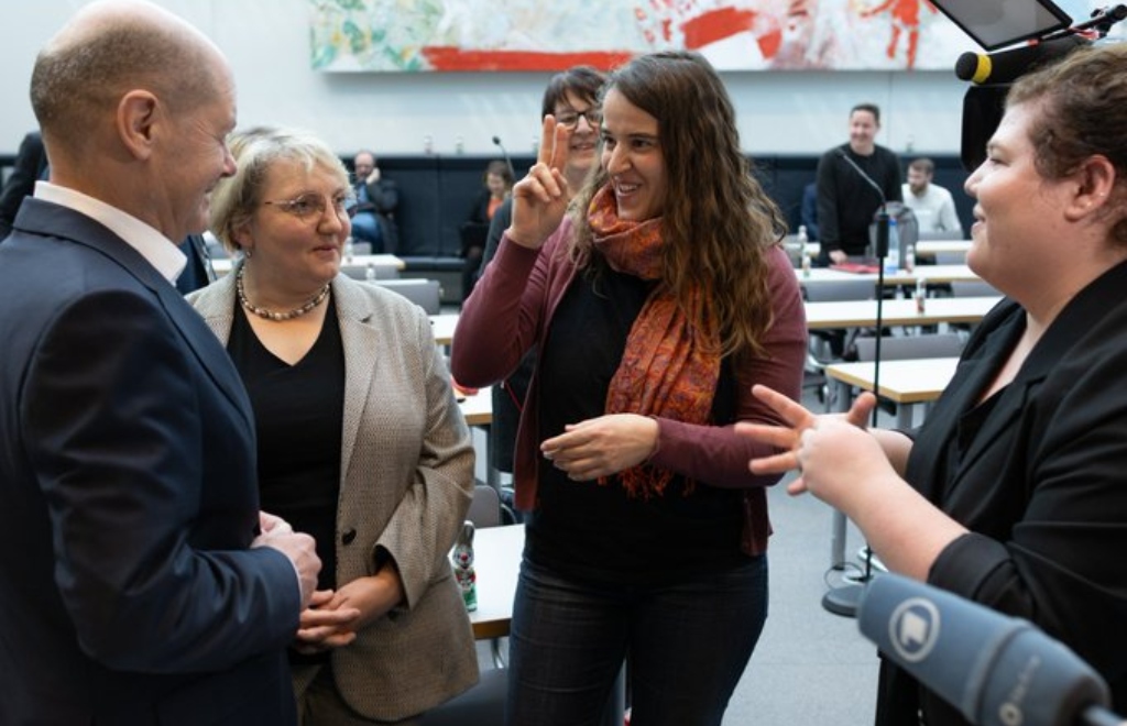 Por primera vez, el parlamento alemán cuenta con una mujer sorda