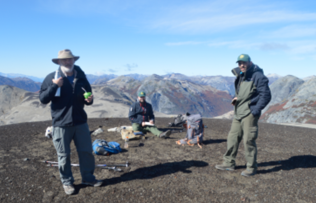 Harán una expedición a una montaña en el límite con Chile para rescatar una placa histórica