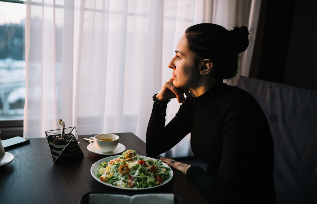 Por qué la soledad puede afectar nuestros hábitos alimentarios: “Comer es un acto emocional per se”