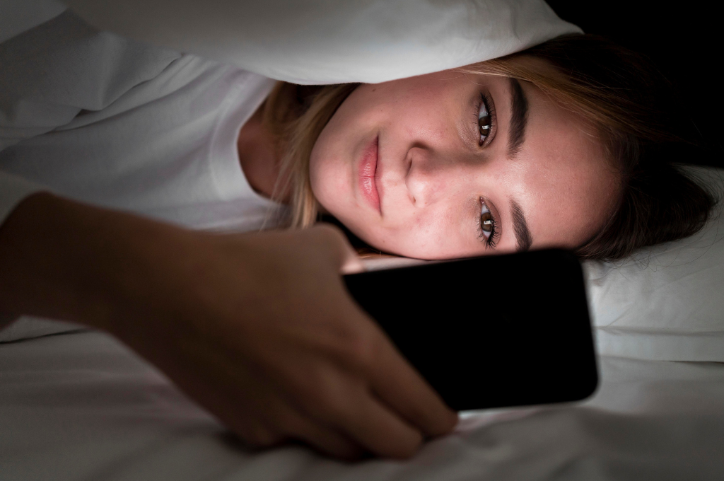 Cuatro consejos que te permitirán usar pantallas antes de dormir y no perjudicar del todo tu sueño