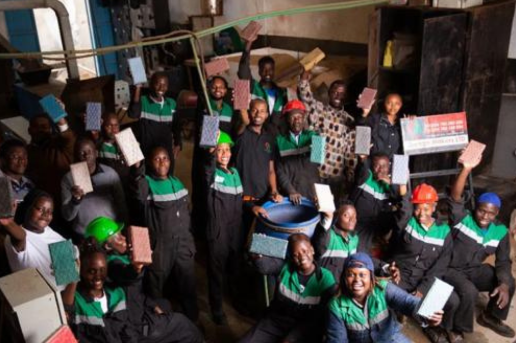 En Kenia, una organización fabrica ladrillos a partir de plástico reciclado