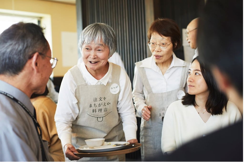 El restaurante japonés "de los pedidos equivocados" busca la inclusión social de personas con demencia